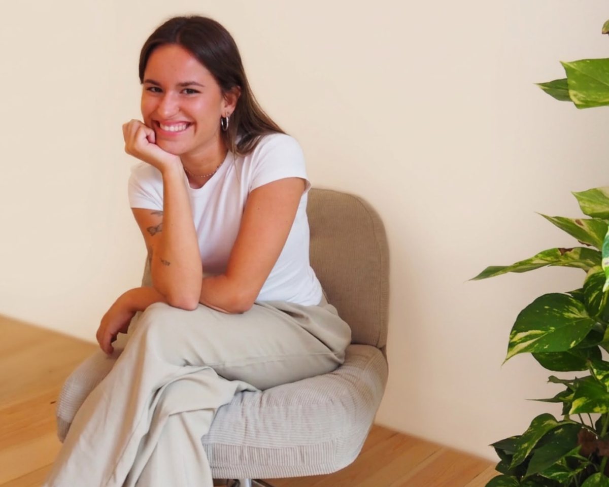 Anna Acosta, psicóloga general sanitaria, sentada en su espacio de trabajo